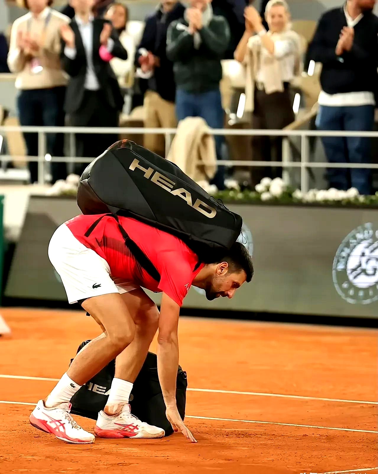 关于世界网球队鏖战英国网球队，德约科维奇完成帽子戏法的信息