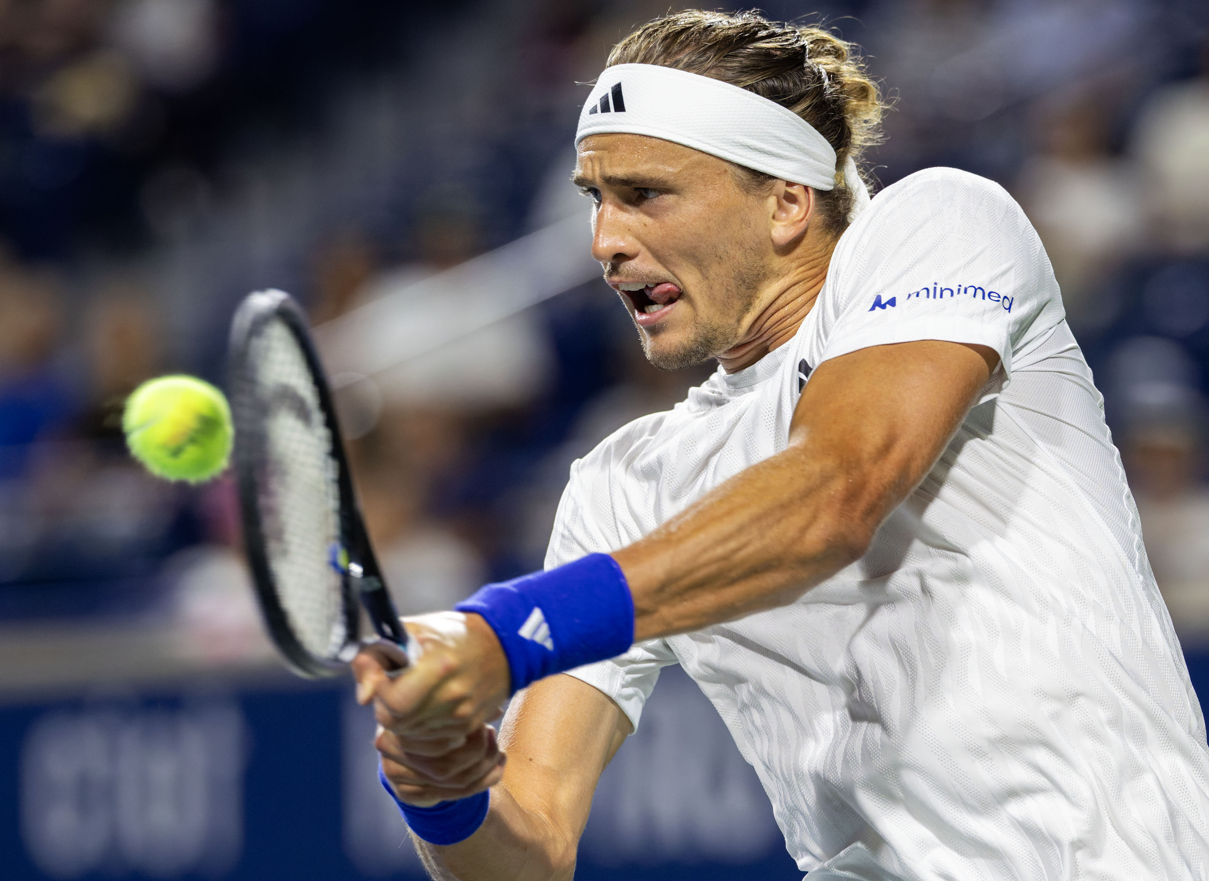 西班牙网球队险胜澳大利亚网球队，兹维列夫关键制胜