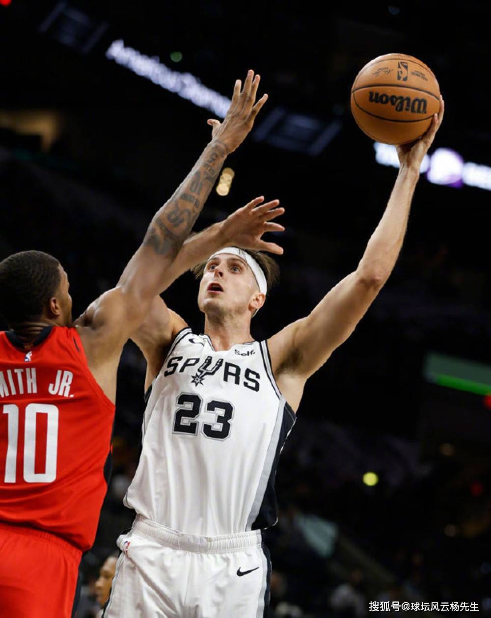 青岛队险胜马刺,霍勒迪高光表现 青岛队险胜马刺,霍勒迪高光表现