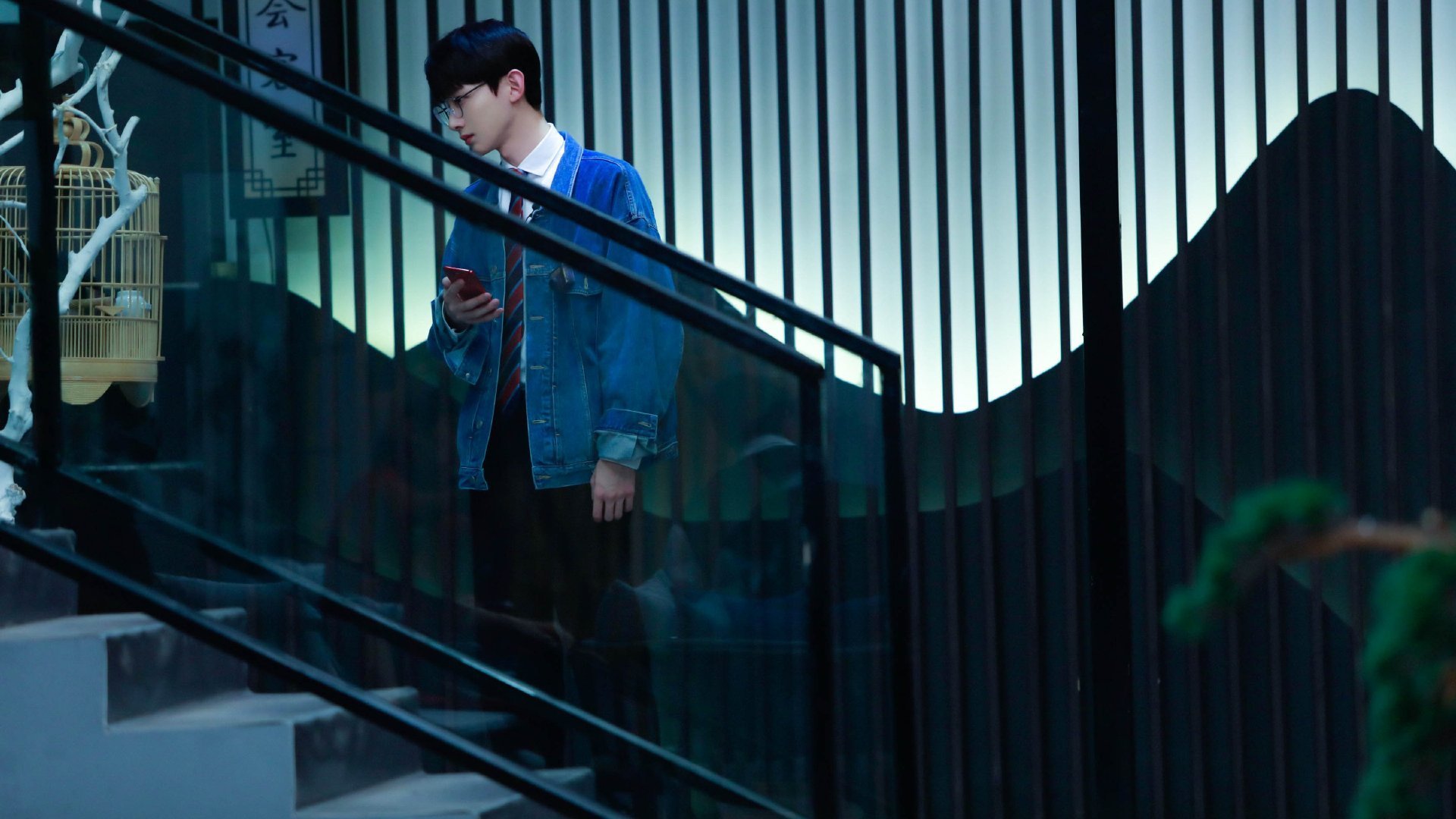 赛场之外,当本泽马的脚尖叩响安哥拉的油桶